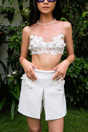 Váy ngắn ren hoa chi tiết