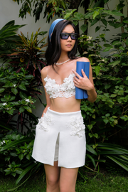 Váy ngắn ren hoa chi tiết