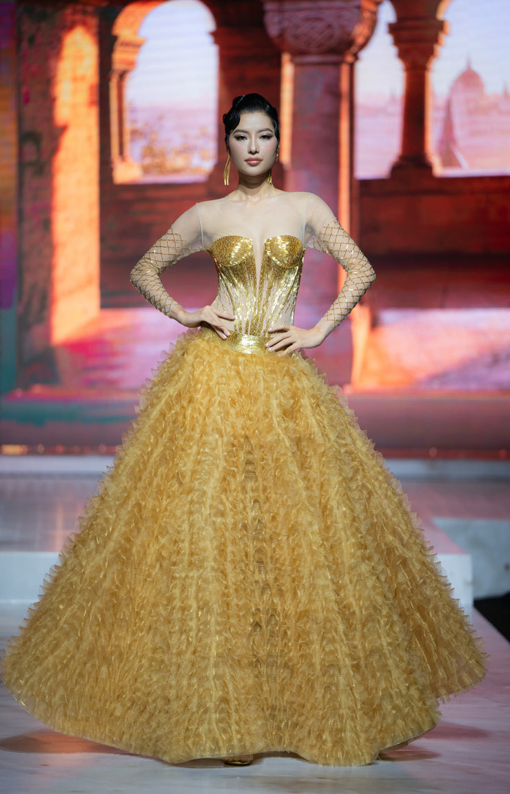 Chiếc váy 'I AM THE CROWN'