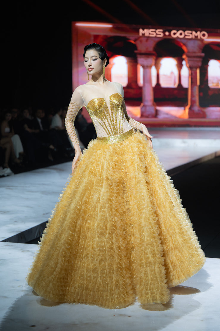 Chiếc váy 'I AM THE CROWN'