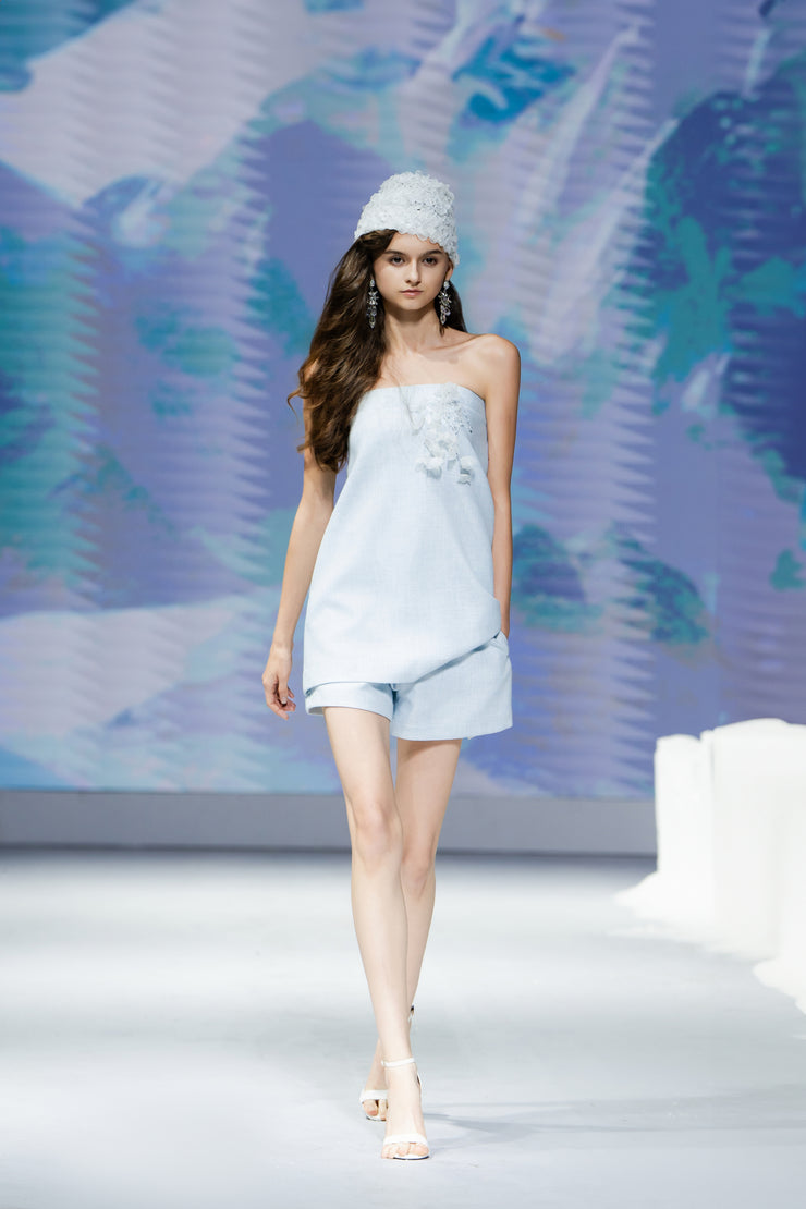 Cô gái băng xanh ngắn