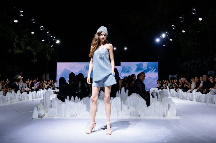 Cô gái băng xanh ngắn